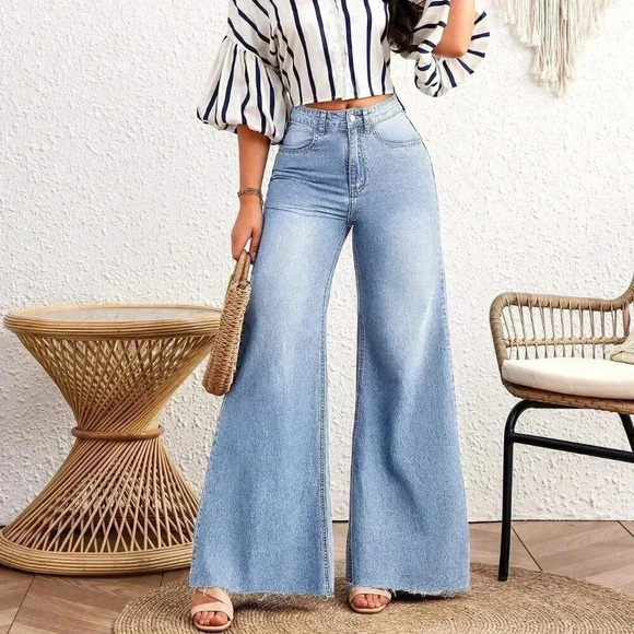 Light Wash Casual Women's Loose Fit Wide Leg Jeans w/Pockets - Picture 3 of 7